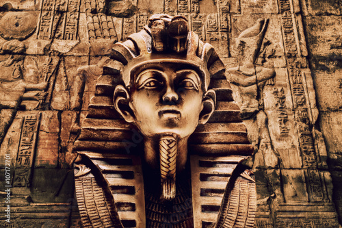 Bild auf Leinwand Stone pharaoh tutankhamen mask