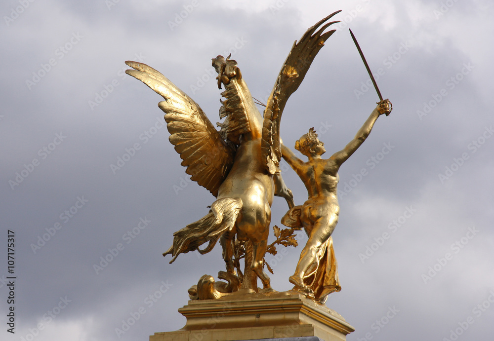 Paris, statue de la Renommée au combat sur le pont Alexandre III, France