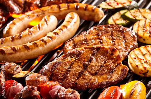 Various meats and vegetables on hot grill Fototapet