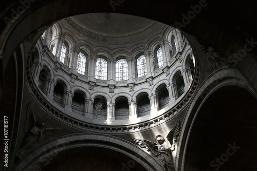 Foto Angel in the rays of the world on the dome of Sacre Coeur cathedral in Paris Fra