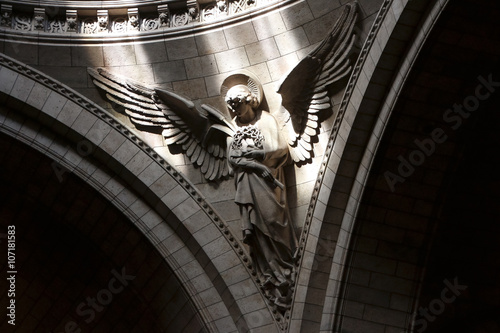 Foto Angel in the rays of the world on the dome of Sacre Coeur cathedral in Paris Fra