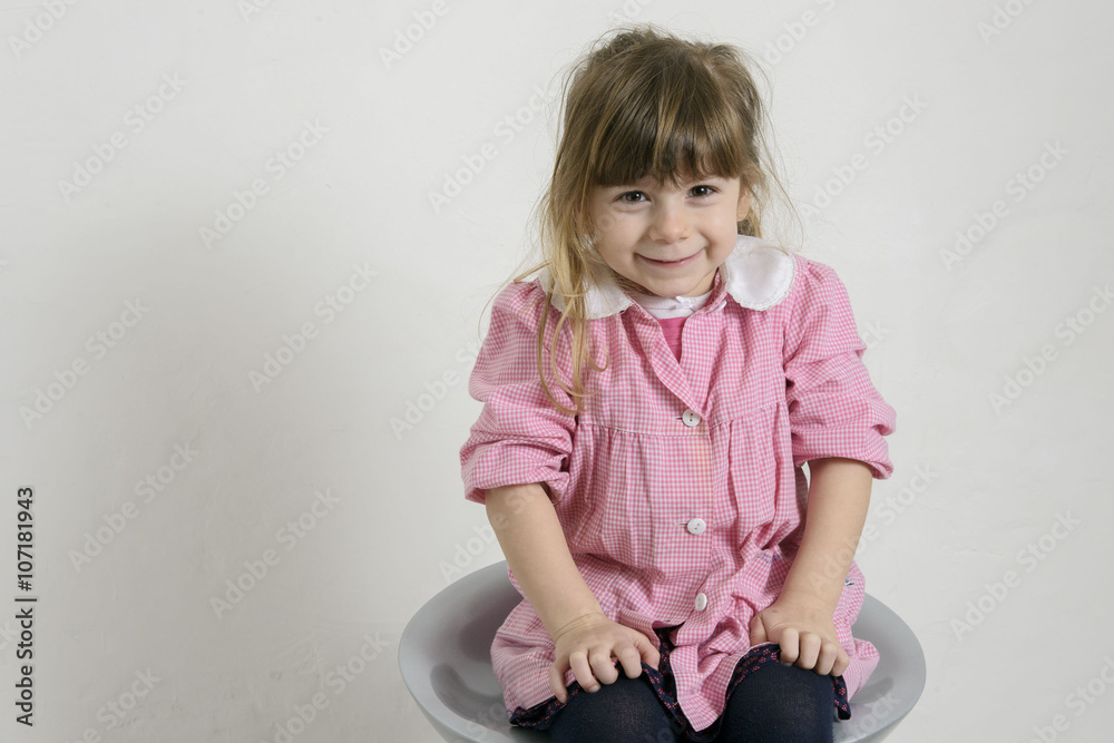 Bimba col grembiule Bimba col grembiule