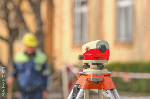 Optical leveling with a worker in background-Surveyor tool