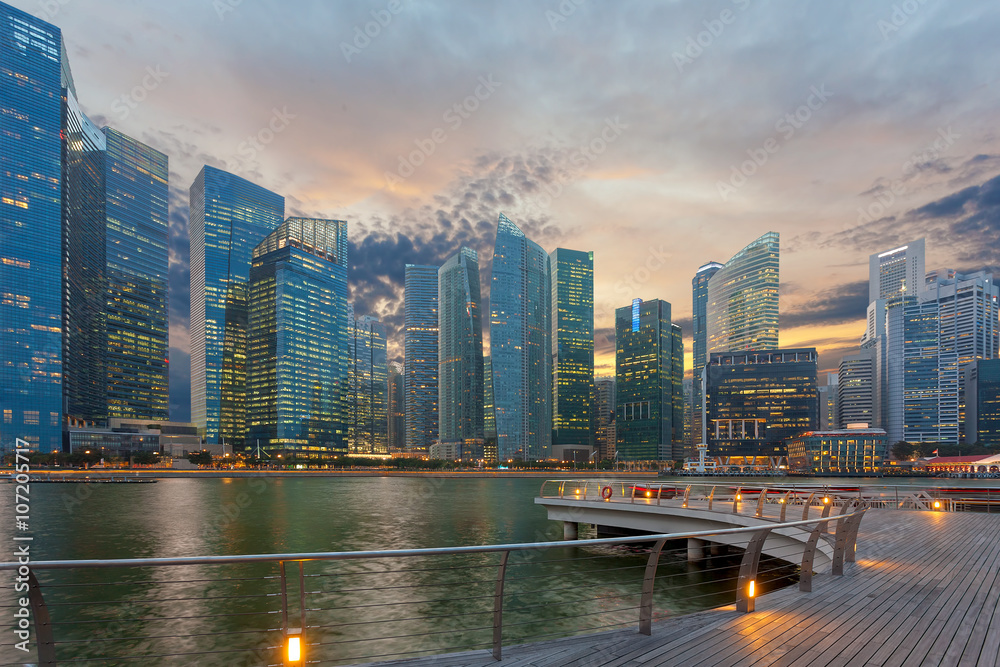 Obraz premium Singapurskie wieżowce nad zatoką Marina Bay