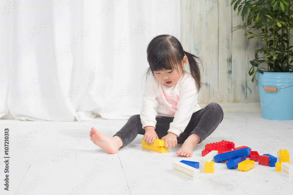 幼児のブロック遊び