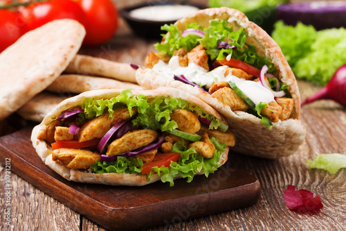 Pita salad with roasted chicken and vegetables, served with a de photo