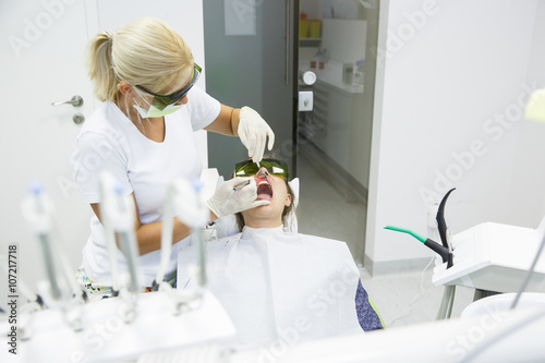 Obraz na płótnie Dentist using a modern diode dental laser w salonie