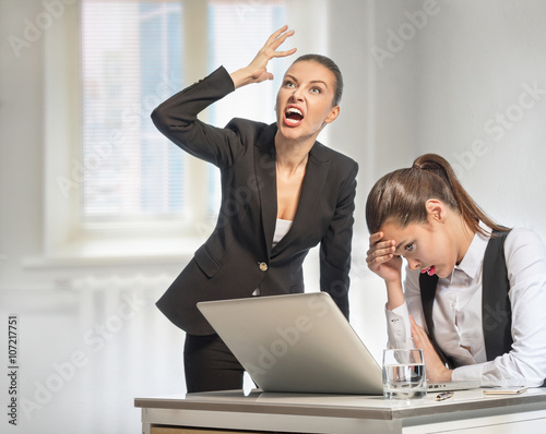 Foto Angry boss shouts at a junior