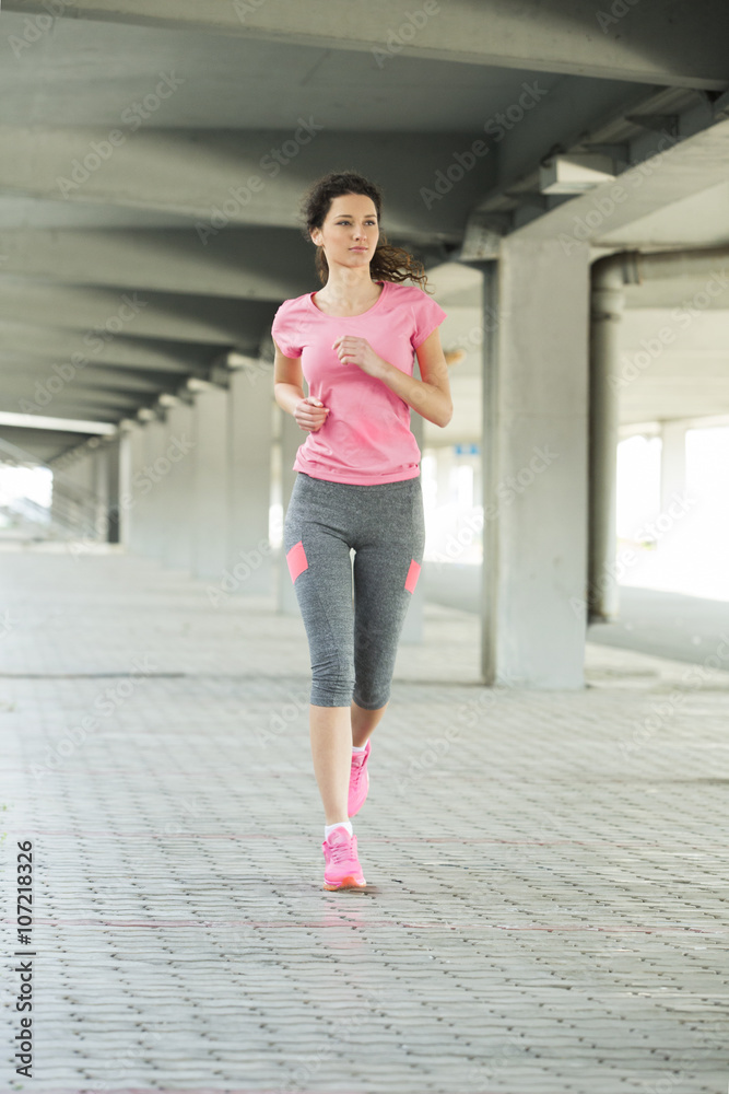 Obraz premium Young woman jogging outdoors