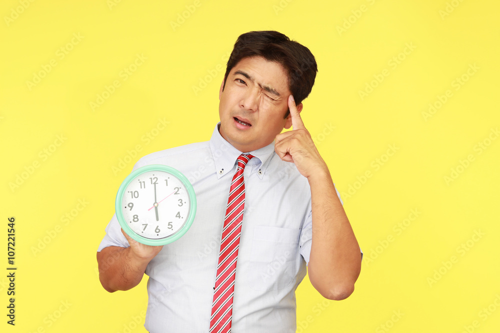 疲れた表情のビジネスマン