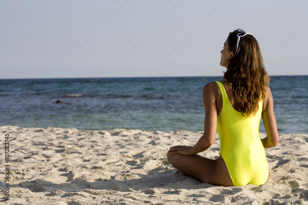 Medicinaal elkaar Flipper femme de dos assise sur le sable en maillot de bain à la plage Photos |  Adobe Stock