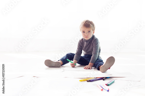 little boy draws photo