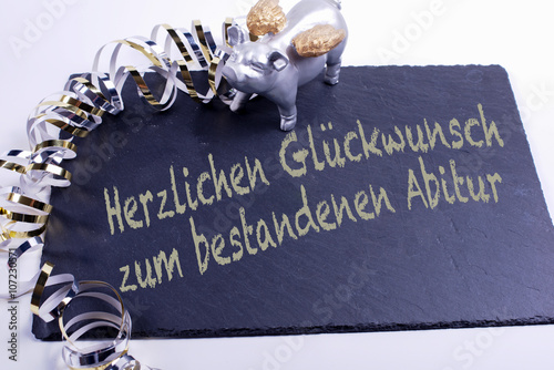 Tafel mit herzlichen Glückwunsch zum bestandenen Abitur