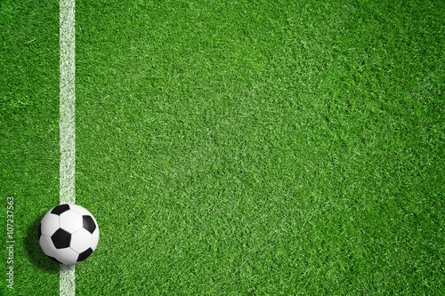 Fußball auf grünem Rasen mit Makierung © Coloures-Pic
