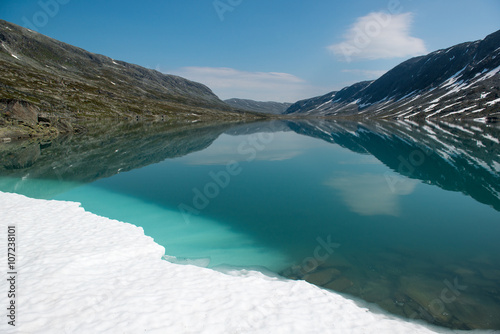 Fototapeta Naklejka Na Ścianę i Meble -  Landscape with mountain lake and snow, Norway
