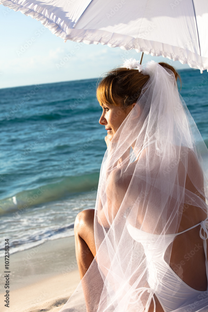 © plprod - femme mariée assise en maillot sur la plage au bord de la mer © plprod - femme mariée assise en maillot sur la plage au bord de la mer
