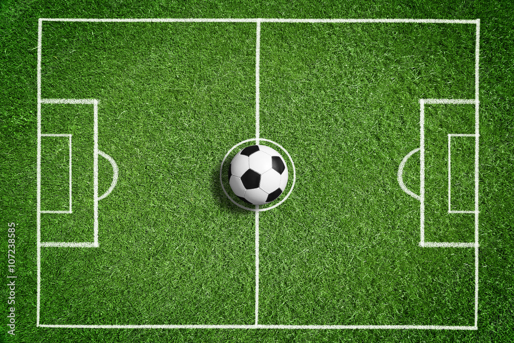 Fußball auf grünem Rasen mit Makierung Fußball auf grünem Rasen mit Makierung