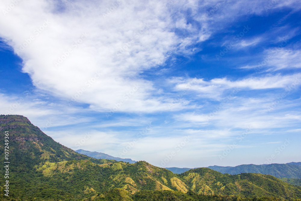 Naklejka premium Mountain range under cloud blue sky for nature background