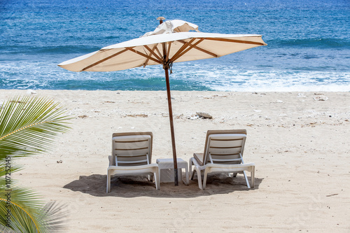 parasol sur plage de Boucan Canot    le de la R  union