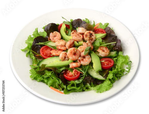 Schrimpsalat / Salat freigestellt auf weißem Teller