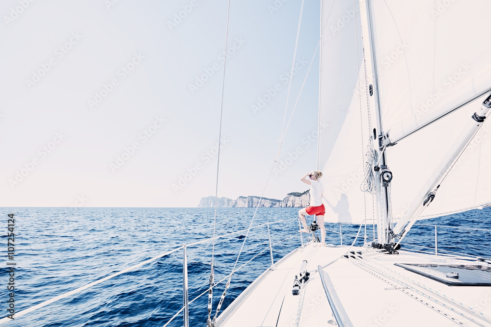 Obraz premium Girl on sailboat