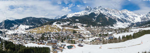 Panorama, Skilift und Menschen beim Skifahren in den Alpen, Luftaufnahme Österreich.