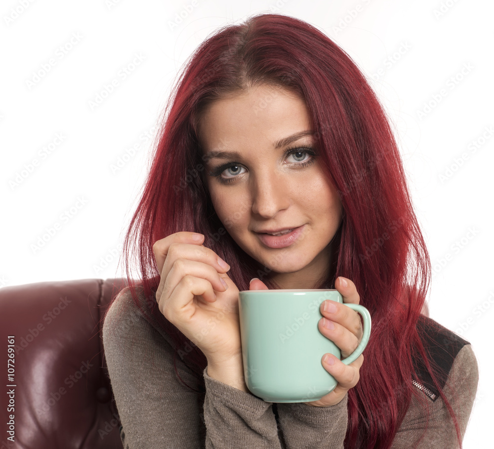 Rothaariges Mädchen hält eine Kaffeetasse Rothaariges Mädchen hält eine Kaffeetasse