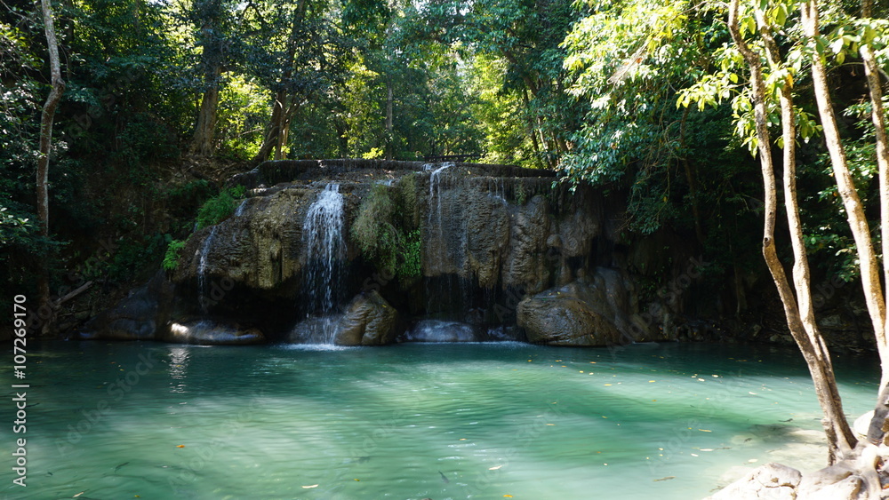 Naklejka premium wodospad w parku narodowym erawan