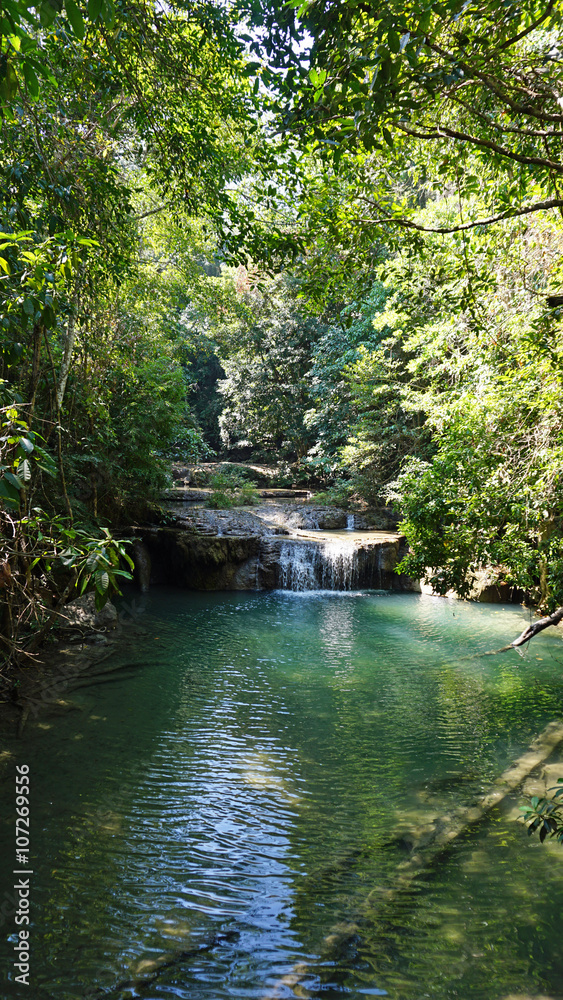 Naklejka premium wodospad w parku narodowym erawan