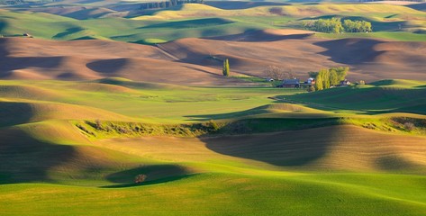 Fotobehang Heuvel Boerderij in Palouse Hills bij zonsondergang  © thecolorpixels