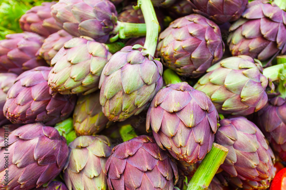 Obraz premium Roman artichokes at farmers market. Background.