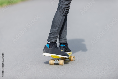 Ein Junge fährt mit einem Skateboard