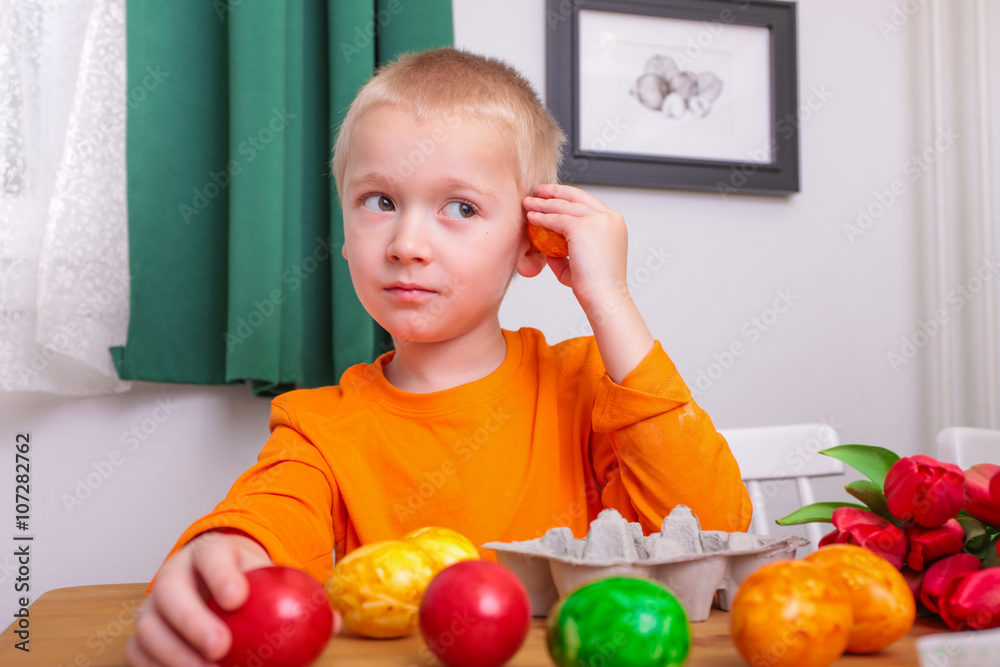 Ein Junge hält bunt bemalte Ostereier Ein Junge hält bunt bemalte Ostereier