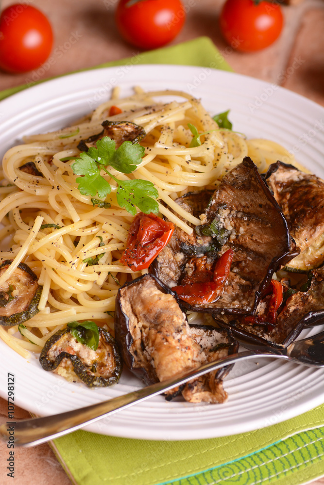 spaghetti al pepe con contorno di verdure grigliate spaghetti al pepe con contorno di verdure grigliate