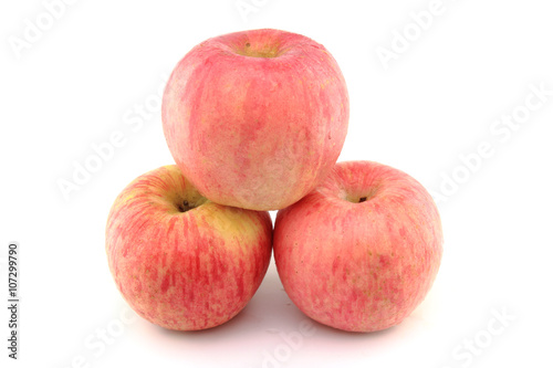 3 red apple overlap