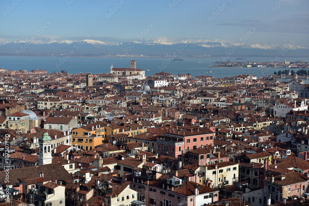 Blick vom Campanile auf Venedig und die Alpen