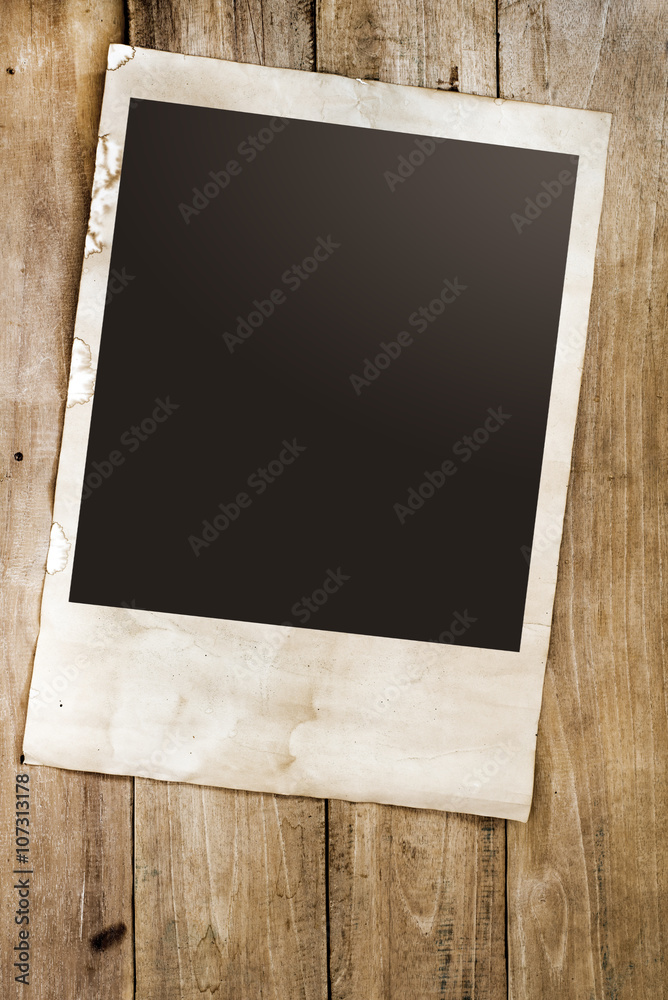 Empty instans paper photo of polaroid camera on wood table - vintage and  retro style foto de Stock | Adobe Stock