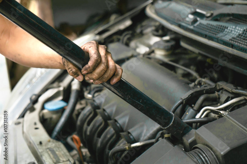 Cleaning car / Cleaning car engine by using vacuum cleaner.