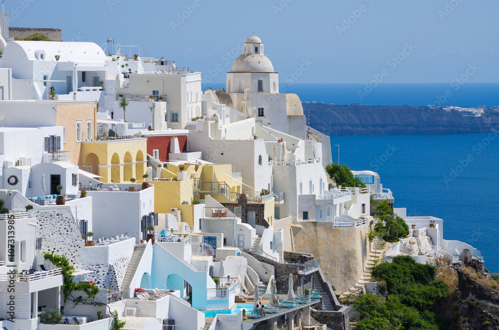 Fototapeta premium Pejzaż miejski Thira na Santorini wyspie, Grecja
