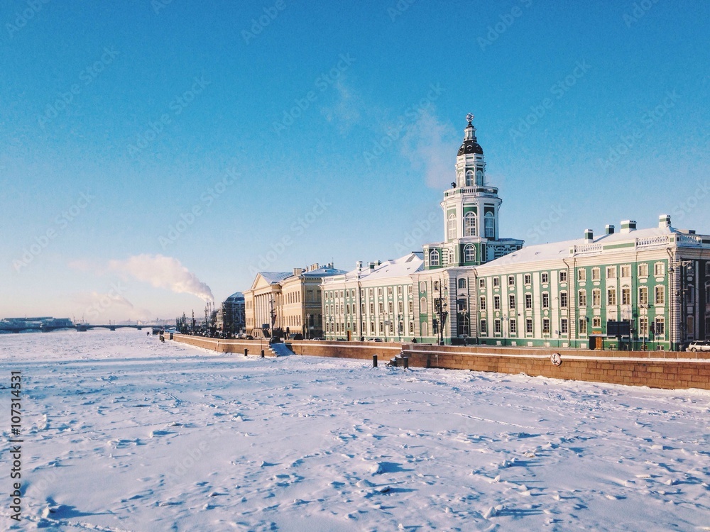 зима в Петербурге, вид на заснеженную Неву и здание Кунсткамеры