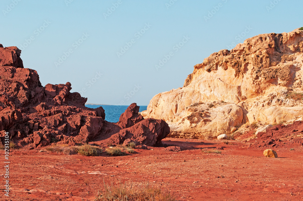 Minorca, isole Baleari, Spagna: sabbia rossa e rocce sul sentiero per Cala Pregonda, la baia simile al pianeta Marte, il 15 luglio 2013