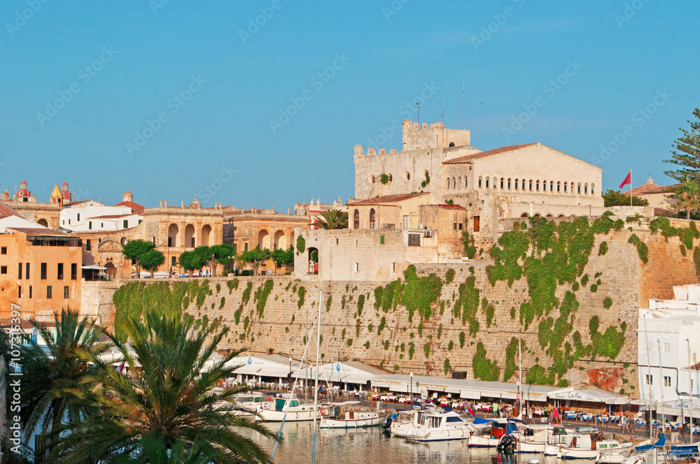 Minorca, Isole Baleari, Spagna: il porto di Ciutadella con il palazzo del Municipio il 7 luglio 2013