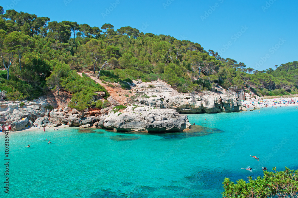 Minorca, isole Baleari, Spagna: la spiaggia di Cala Mitjaneta con Cala Mitjana sullo sfondo il 7 luglio 2013