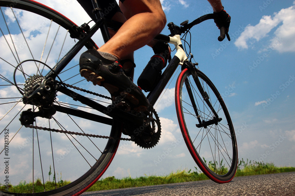 Obraz premium Widok z bliska na rowerzystę na drodze