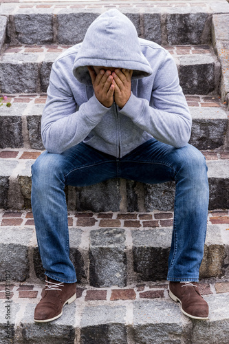Foto Mann sitzt auf Stufen