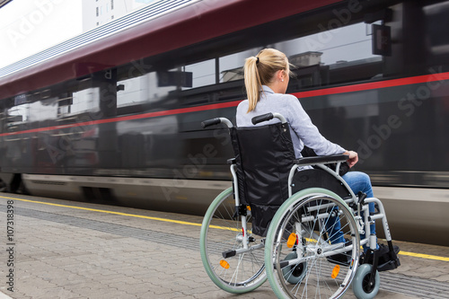 Frau sitzt in einem Rollstuhl auf einem Bahnhof © Gina Sanders