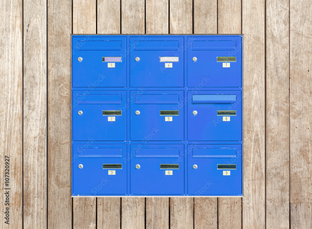 Fototapeta premium boîtes aux lettres bleues incrustées dans panneau de bois