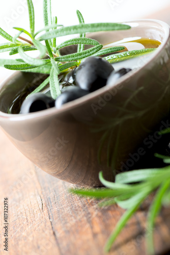 Black olives in bowl