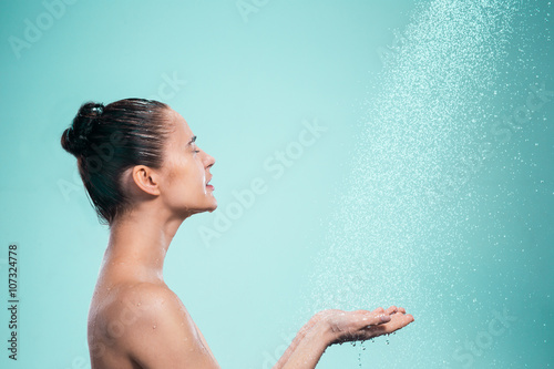 Foto Woman enjoying water in the shower under a jet