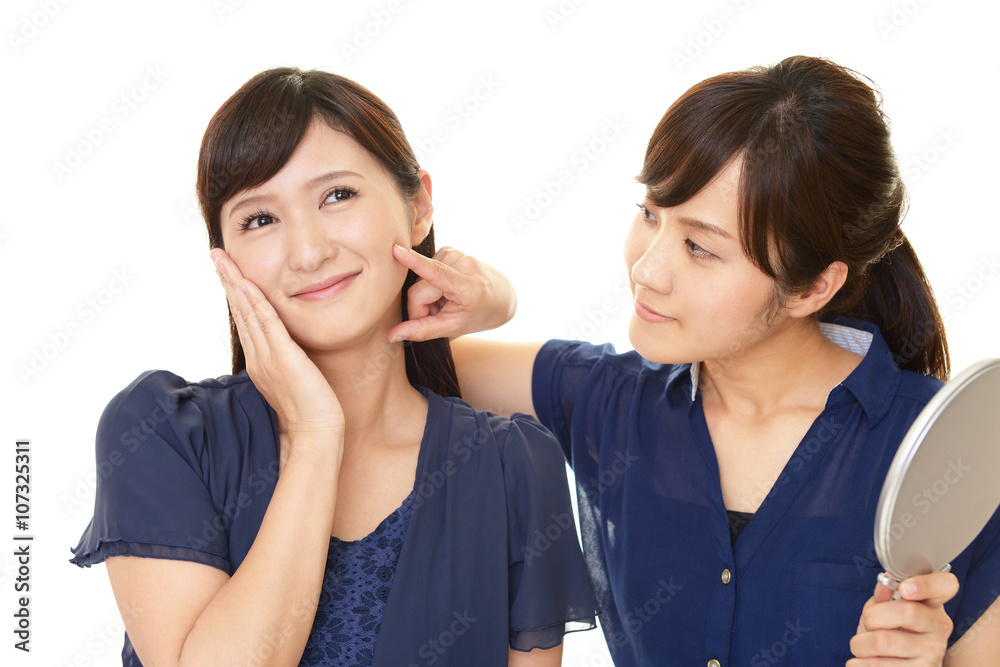 スキンケアをする女性 スキンケアをする女性